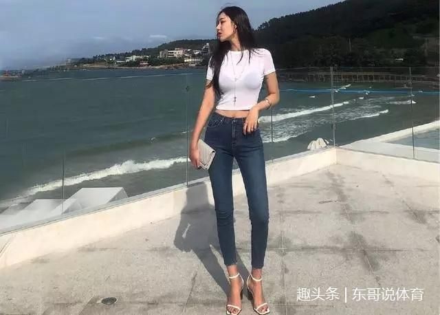穿牛仔裤的美女,小姐姐腿型好迷人