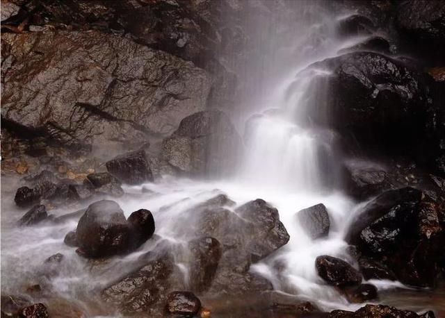 神仙居天姥山的水墨风景，比光彩更动人的是意境