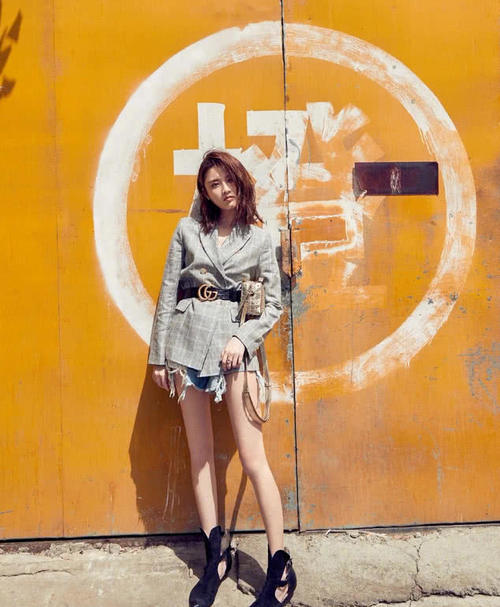 张慧雯秀长腿，一双大脚几乎“戳穿”屏幕，网友：下面穿跟没穿有