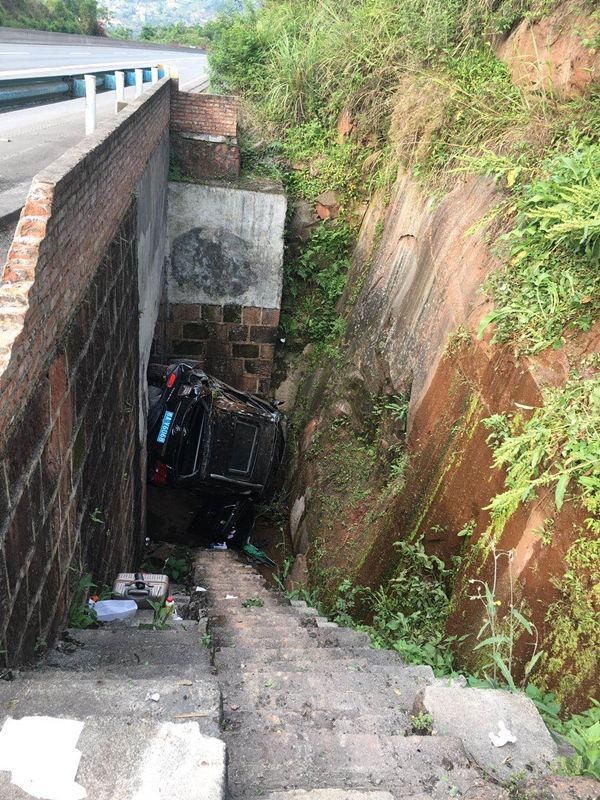  [毫发无损]太惊险！小车“飞”下5米深沟，司机毫发无损