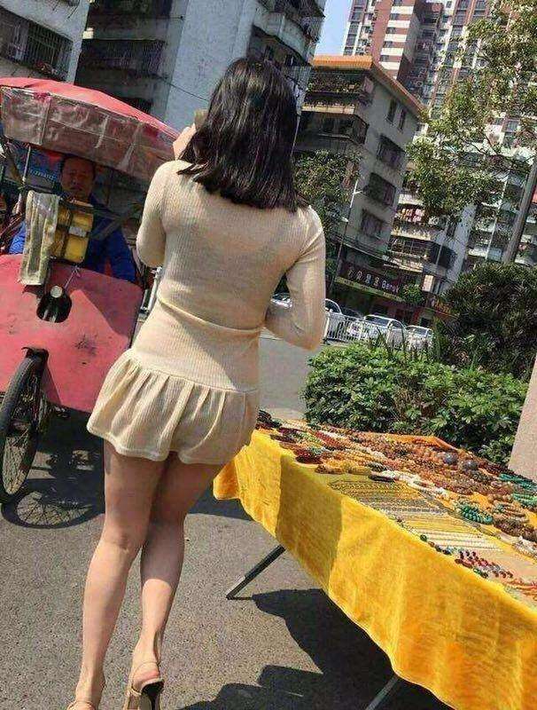 街拍: 穿透视装的小姐姐, 一切都看得清清楚楚