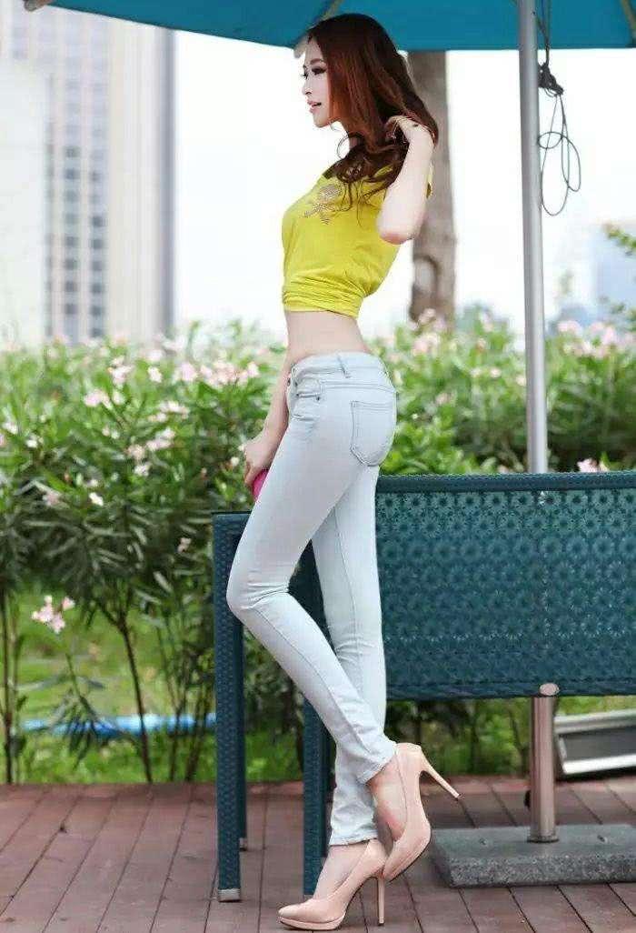 紧身裤是抑制不住的性感，把女性优美身姿优雅气质绽放出来