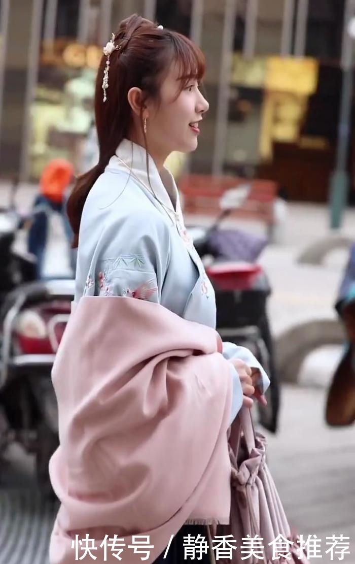  女人味|街拍：一身汉服打扮，清纯中带着几分女人味，绽放十足的魅力