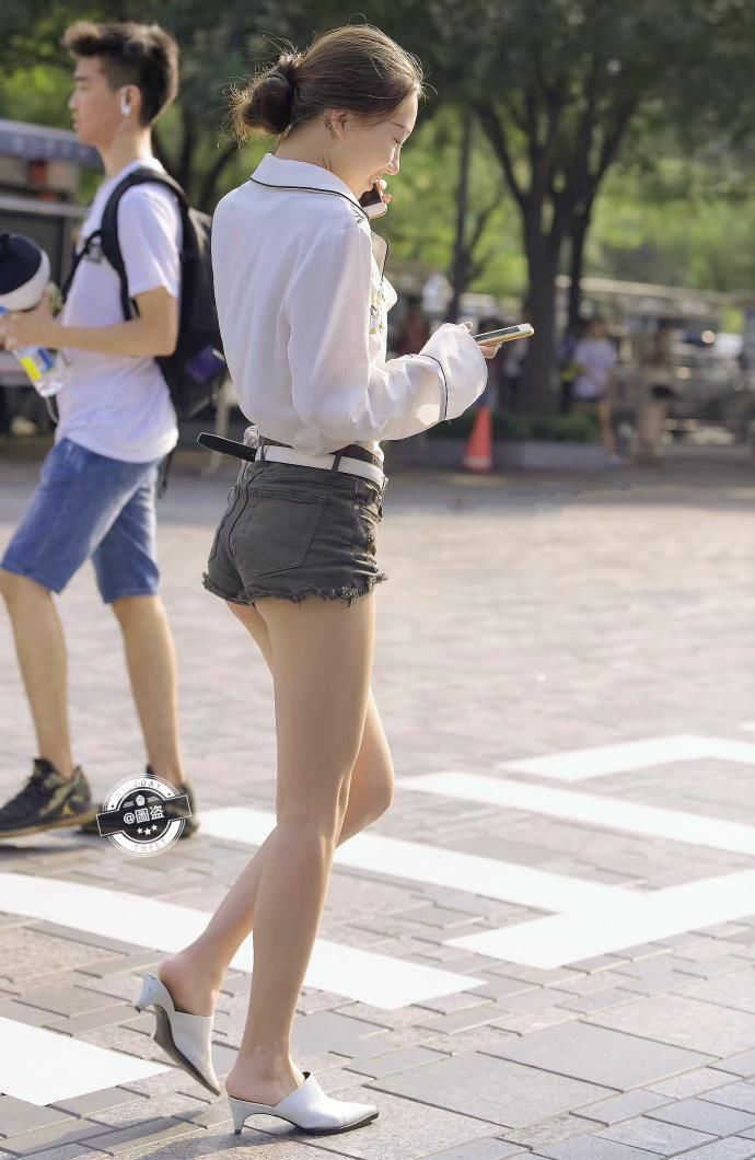 街拍:紧身T恤塑造的身材曲线非常美妙，小姐姐的细腰让人羡慕