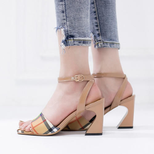 高跟的“露趾”凉鞋,让脚更纤细迷人,舒适还显高,让人过目难忘