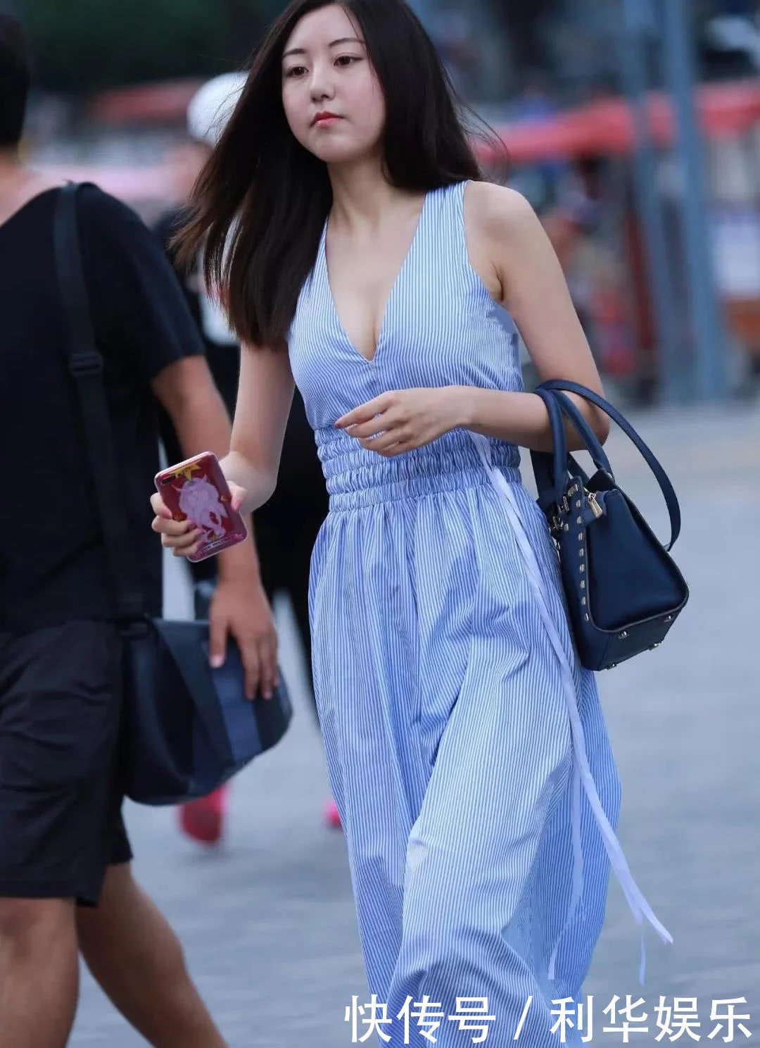 气质小姐姐身深V蓝色连衣裙十分性感，给人们一种特殊的美感