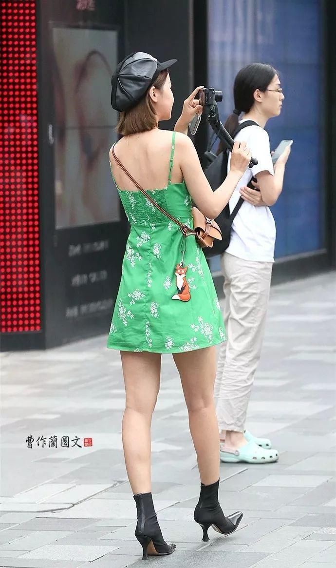 街拍:勾画凹凸有致好身材的包身裙美女