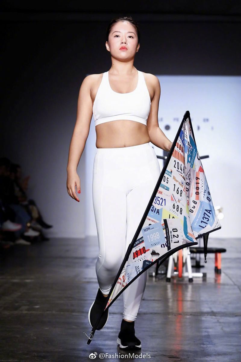 王菊登纽约时装周妆容＂素＂到认不出!这波首秀打几分