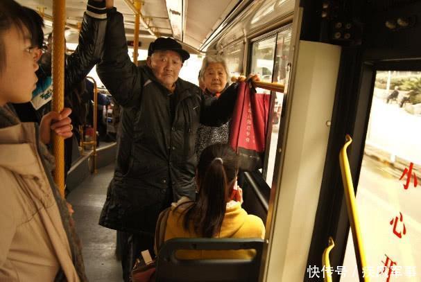 为何现在很多人都要求取消老年公交卡司机看他们做了啥就懂了