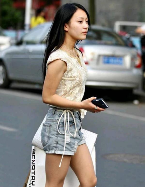  【长袖】街拍：丹唇外朗的小姐姐，一件灰色长袖连衣裙，时尚女性优雅