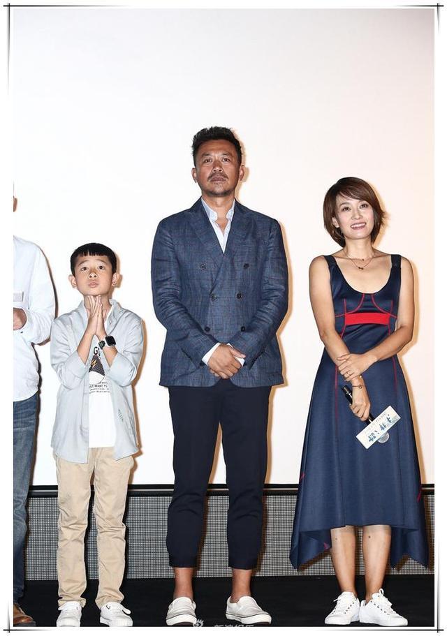 杨幂吊带裙优雅，唐嫣粉裙少女，刘雯却用一身短裙惊艳全场