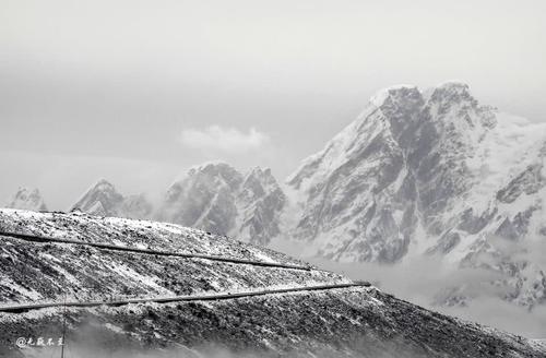 黑白诗画——色季拉山雪中观南迦巴瓦