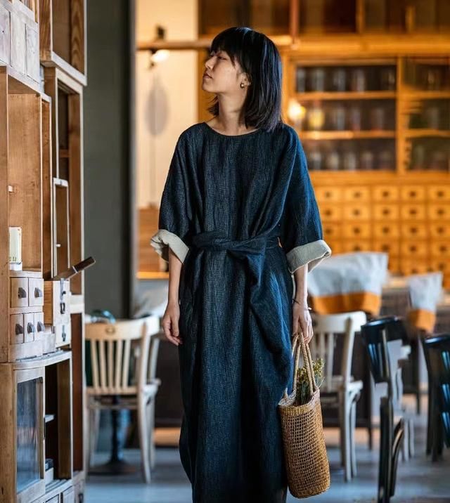  [女人]女人多穿这些性感的连衣裙,搭配高跟鞋,让人有眼前一亮的感觉!