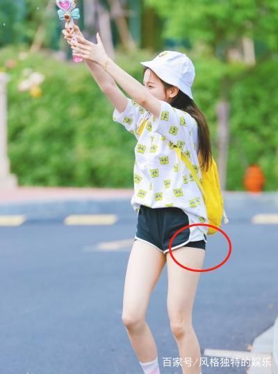 杨超越简直了!穿超短裤就出门，网友:看你打底裤都露出来了