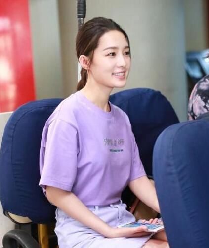 流行的紫色外装，易烊千玺可爱，迪丽热巴性感，只有她惊呆众人