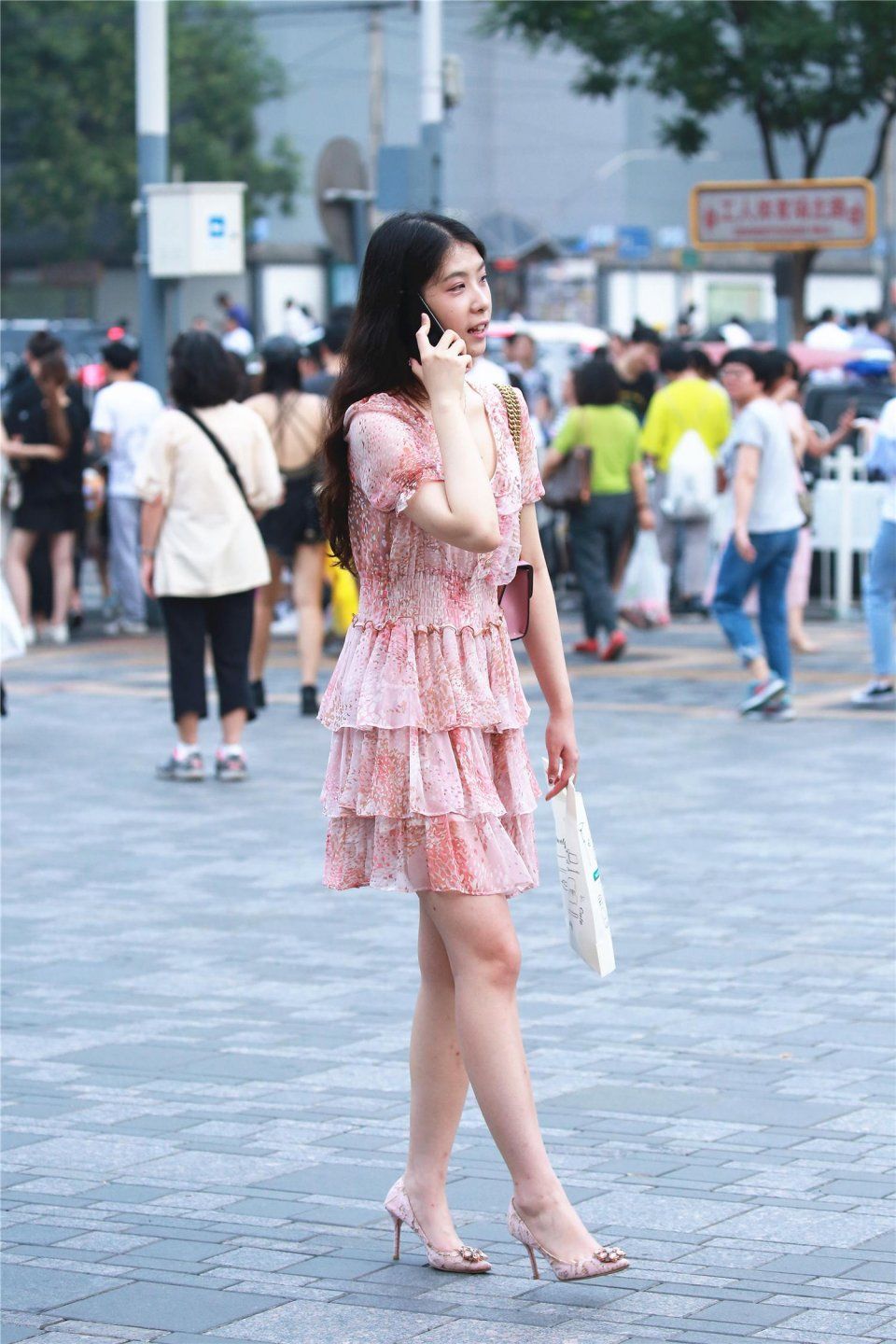 街拍:美腿搭配尖头超细高跟鞋