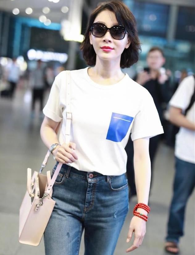 41岁陈数太会穿,穿白T恤女人味十足,网友:美在气质和风姿
