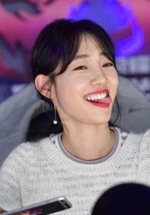 白百何穿错服装，肥胯腿皱暴露年龄，网友：真的老了！