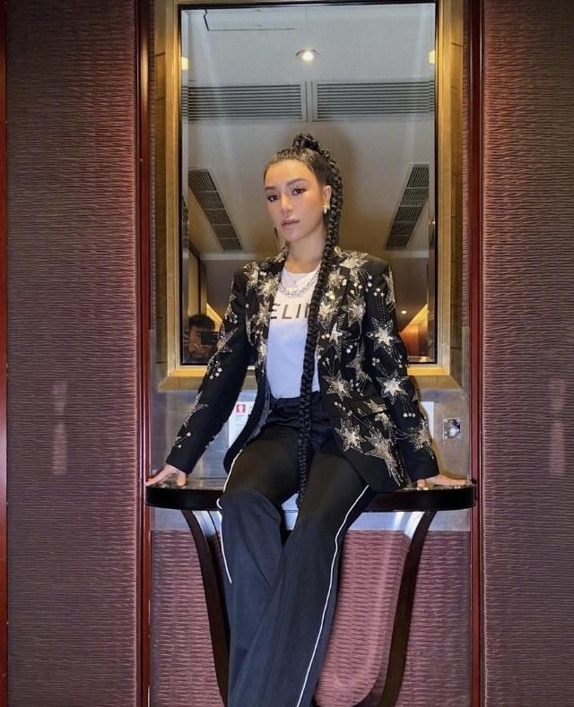  【十足】江映蓉的时尚感无敌了！短款背心配短裤大秀玲珑曲线，运动感十足