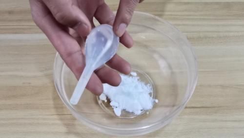  【妙用】把开塞露滴在小苏打上，还有这样的妙用，家家户户都需要