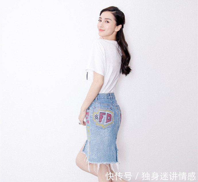 杨颖和林允儿，同穿拖鞋凹造型，网友时髦达人和买菜大嫂的差距