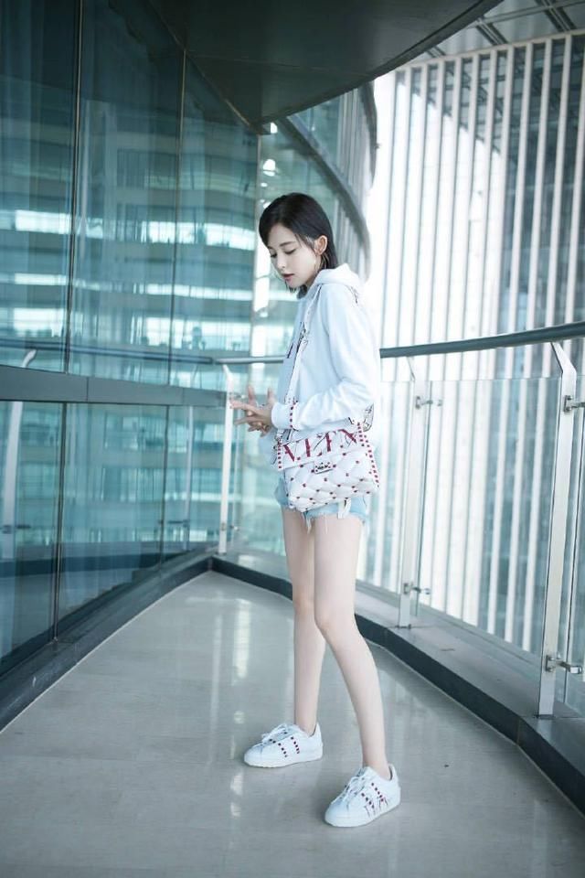 看了94斤的迪丽热巴穿短裤，再看古力娜扎的，说她100斤，我不信