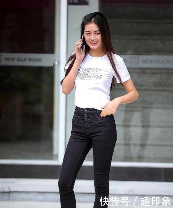 「位小姐姐」街拍美图,秋天很适合这样穿搭,不错的高跟风景线