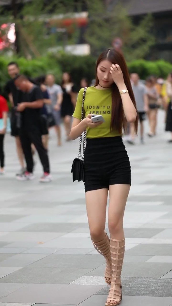 街拍:时尚女强人走路动作真迷人，修身超短裙更是魅力四射!
