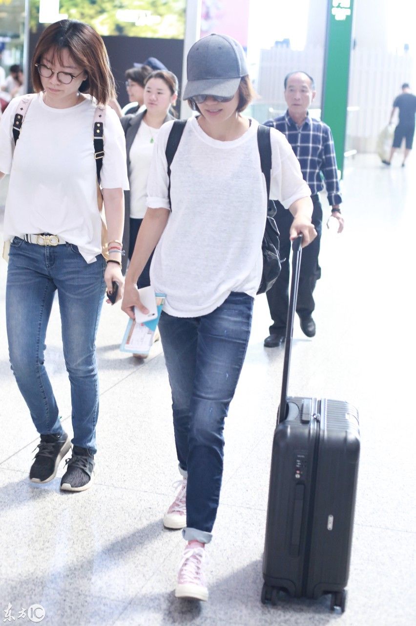 袁泉穿白色T恤搭配蓝色牛仔裤现身机场，穿的鞋子尽显满满少女心