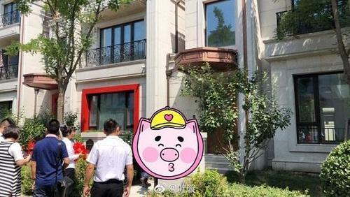 叶璇否认年底结婚却依然和男友秀恩爱，网友吐槽疯了，在自导自演