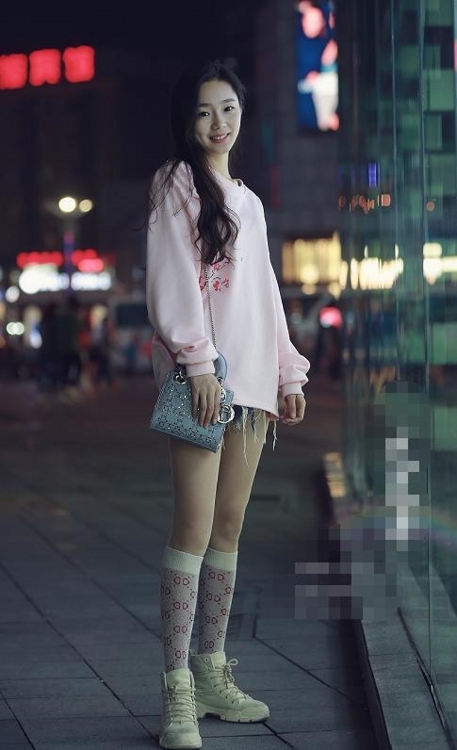  气质|路人街拍，靓女搭配墨绿色的抹胸连衣裙，看上去十分的时尚