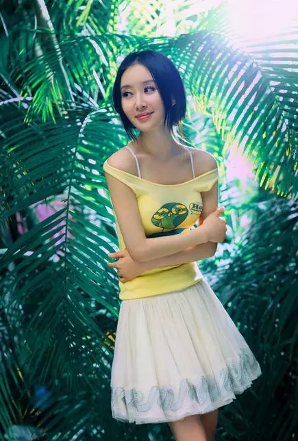 舒畅太敢穿了！上半身完全透视，网友：不是披着外套就露完了！