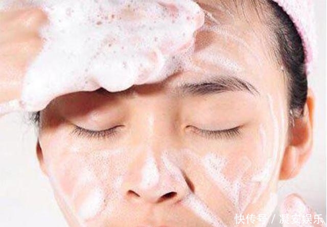 『脸上』脸上刚沾水就用“洗面奶”?洗脸不注意细节,难怪毛孔大还暗沉!