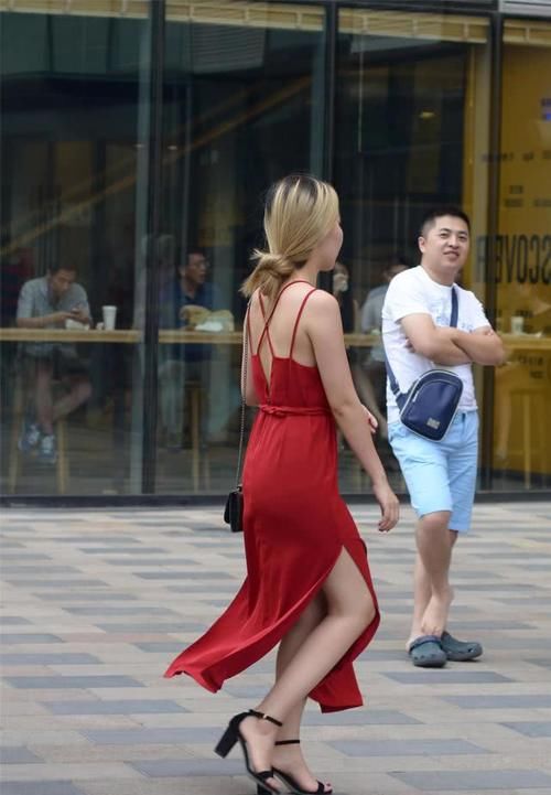  『位美女选择一』好看的连衣裙，要搭配高跟鞋，才会更好彰显气质