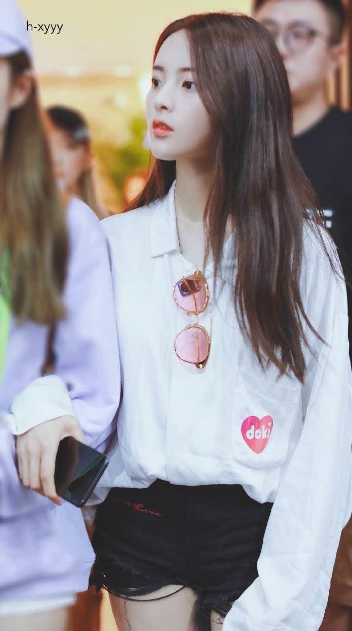 20岁宋祖儿和19岁杨超越同秀美腿，网友:这差距可不止一岁!