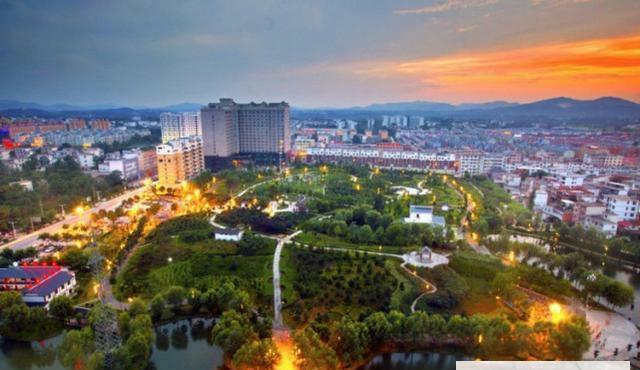 河南最偏远的县，距郑州400多公里，武汉100多公里