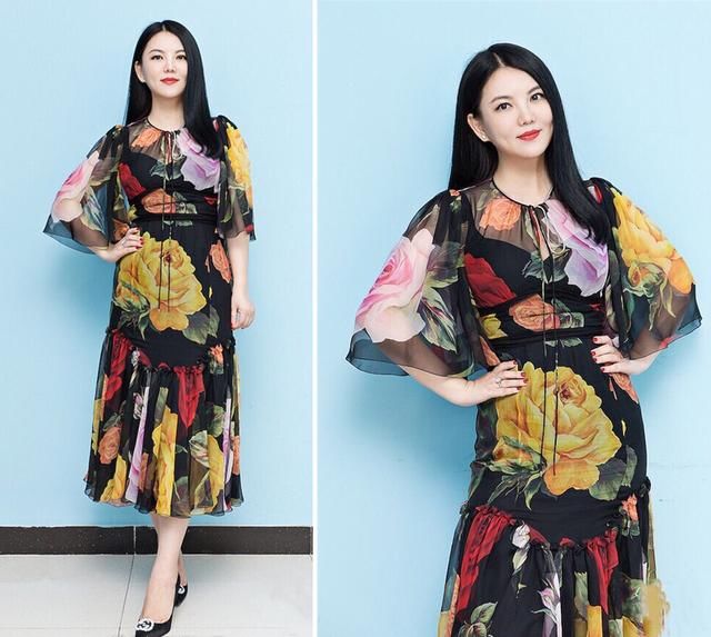 居然被瘦下来的李湘惊艳了!42岁身穿印花裙，照样美得优雅又高级