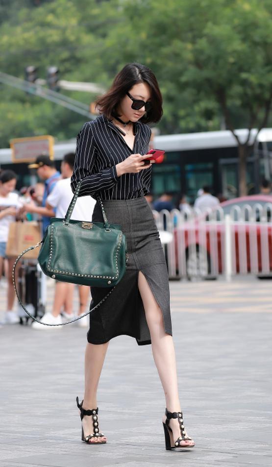 路人街拍，小姐姐肌肤非常的白皙，身材也是非常的丰满动人