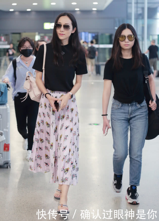 韩雪穿拖鞋现身,意外被高颜值助理抢镜,网友:可以单独出道了!