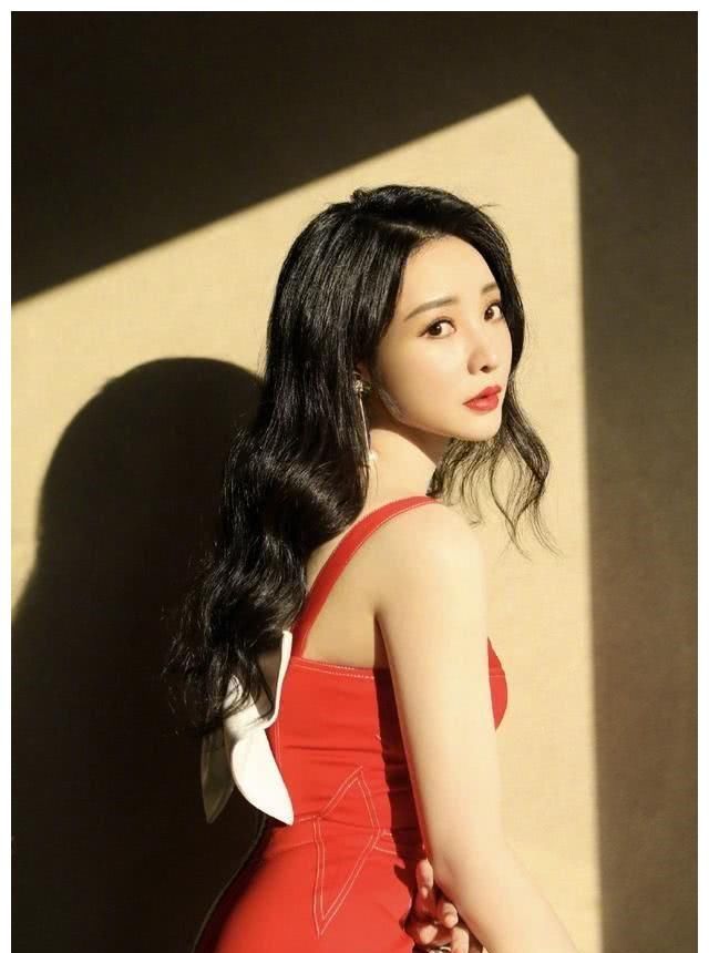  柳岩：柳岩真是“大号水蜜桃，穿紧身无袖连衣裙现身，侧面3D感真立体