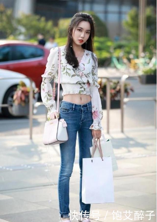 气质@路人街拍,姑娘时髦感十足,穿蓝色紧身牛仔裙,很优雅