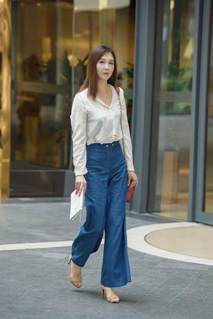 穿职业套装的小姐姐,身材高挑圆润,气质优雅迷人!