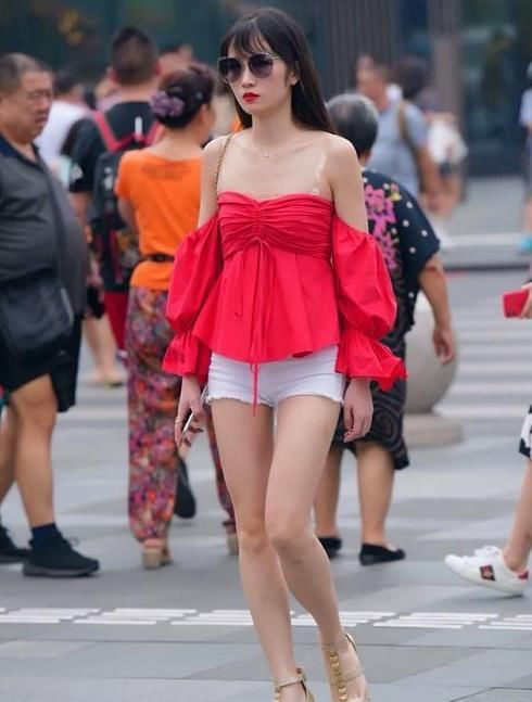  『蓝色』街拍：环肥燕瘦的美女，一条蓝色的连衣裙，时尚气质女神风采