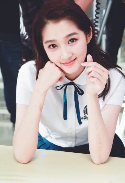 瘦身后的沈月厉害了!与关晓彤同穿一双高跟鞋，出乎意料的好看