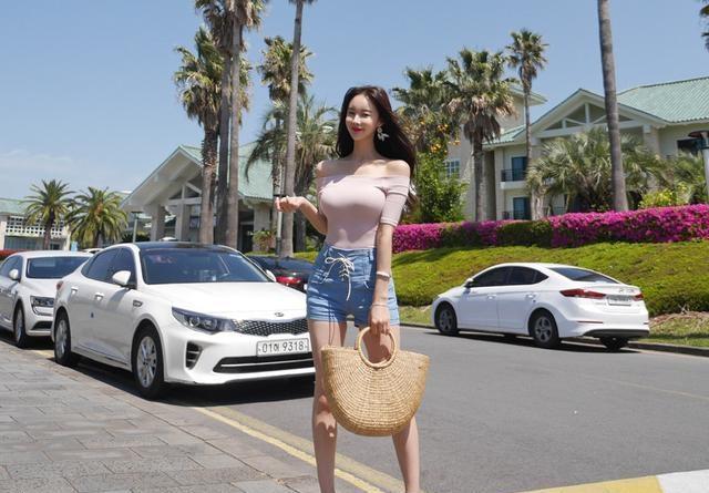 路人街拍，牛仔裤美女又高又瘦，散发着时尚的魅力！