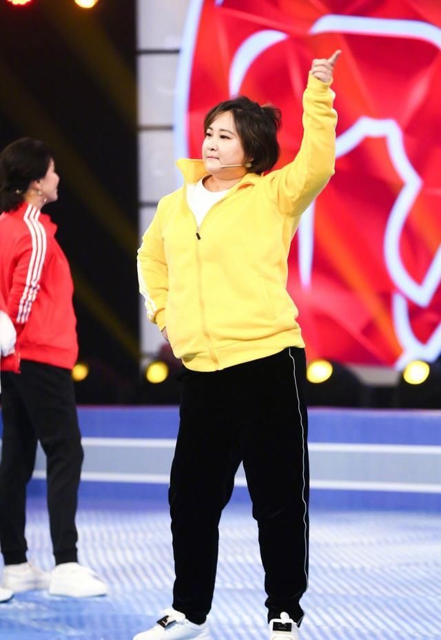 条纹:37岁贾玲真讨喜,穿运动装秀柔韧度惊艳,条纹袜却暴露一颗少女心
