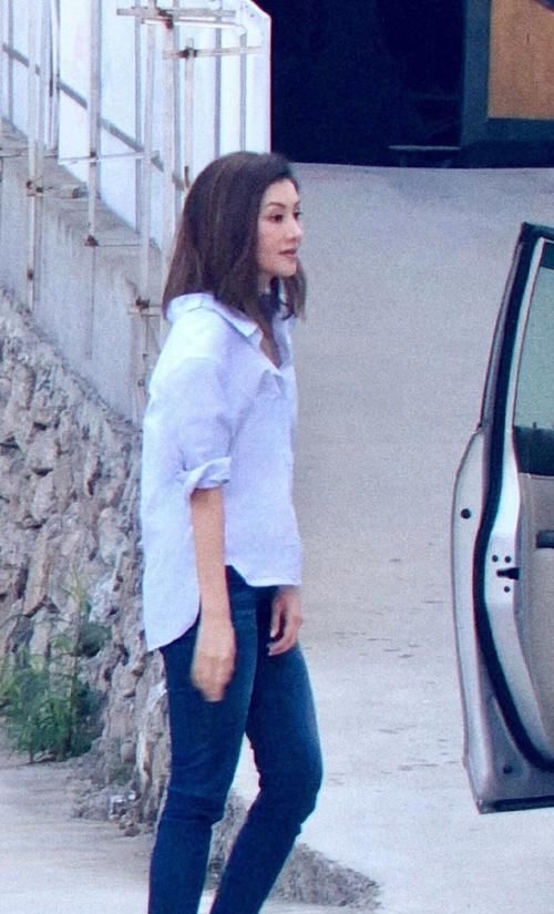 条蓝色■衬衫配紧身牛仔裤，模特身材不像孩子妈，49岁李嘉欣疑复出开工