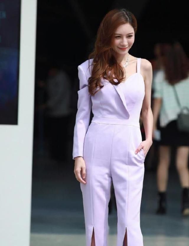  『长袖』街拍小姐姐白色的长袖T恤搭配蓝色牛仔热裤，时髦靓丽