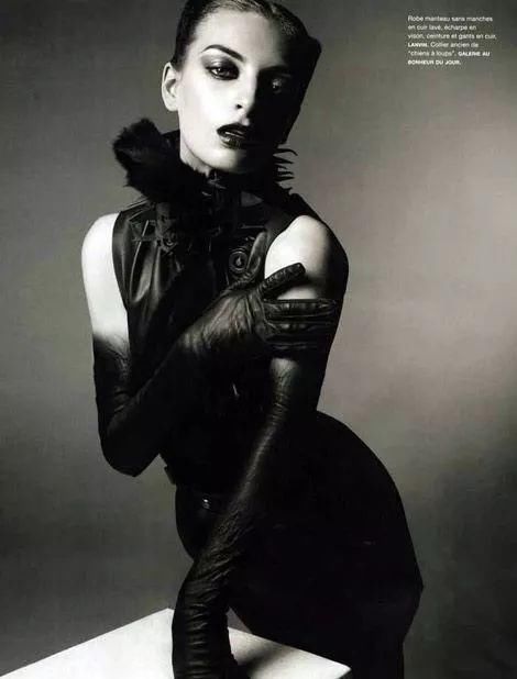 不谈衣服,时尚圈用哪些道具打造性感大片?