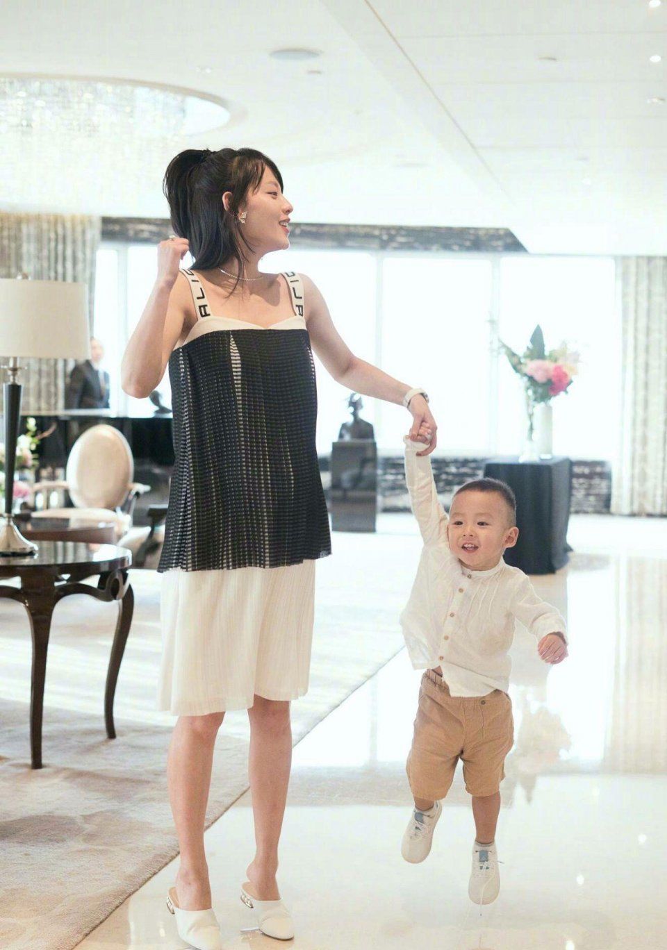 顺嫔张嘉倪为了凹造型也是够了，外套外面再套外套!